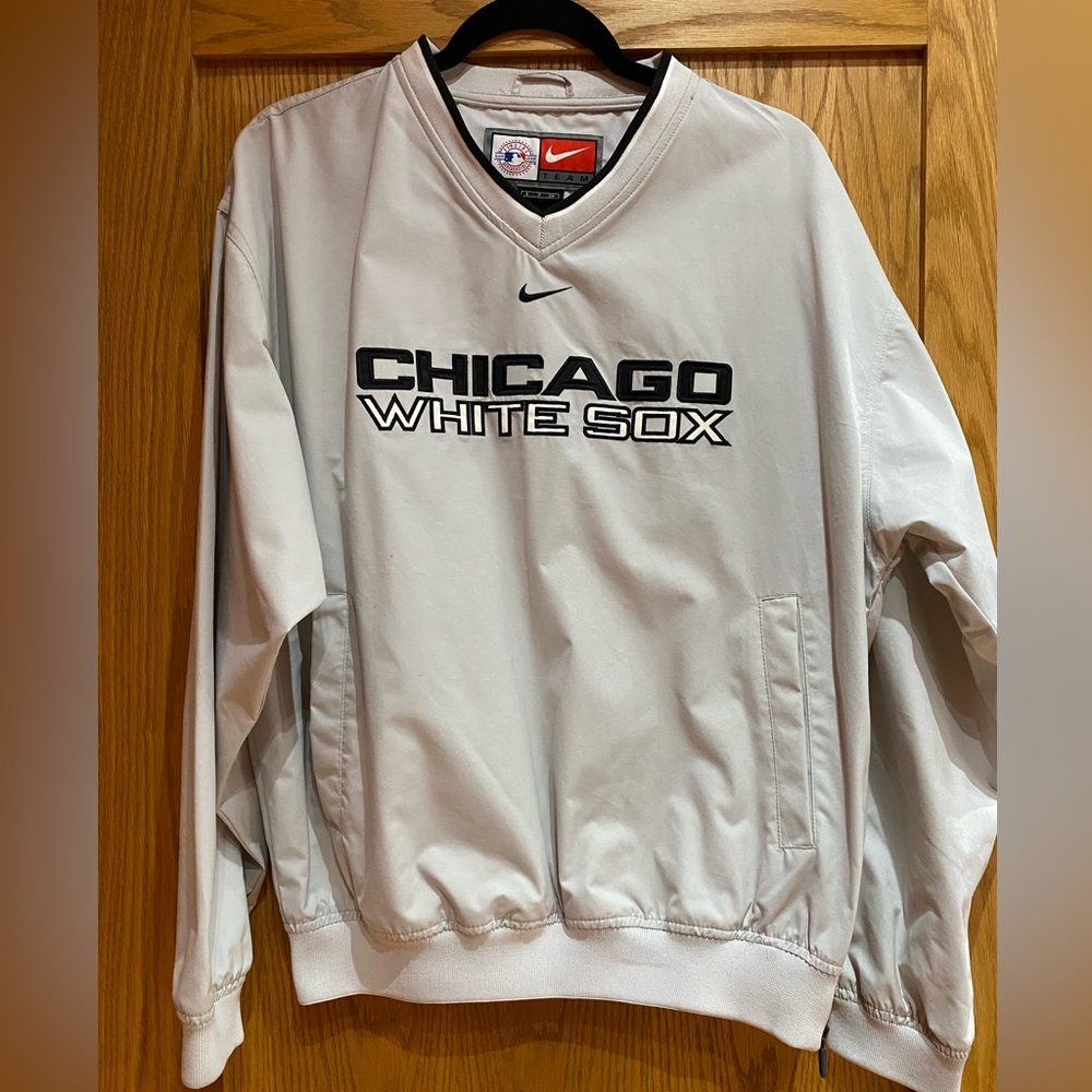 Nike Men’s or unisex gray size small, Chicago White Sox windbreaker.